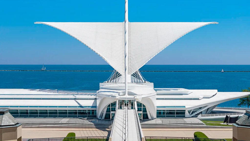 Milwaukee Art Museum wings over Lake Michigan